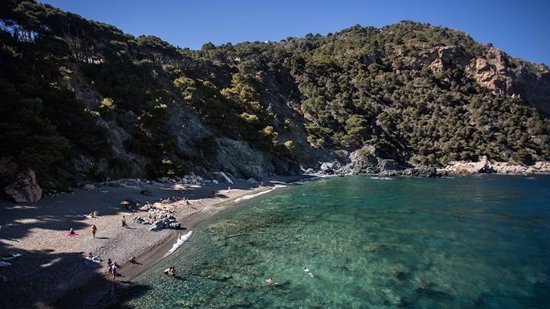 Platja Fonda, one of the best hidden beaches near Barcelona 