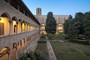El impresionante Museo Monasterio de Pedralbes en Barcelona con luces